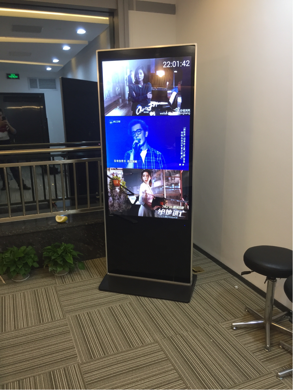 55寸立式廣告機入駐上海奉賢區(qū)偶大廈