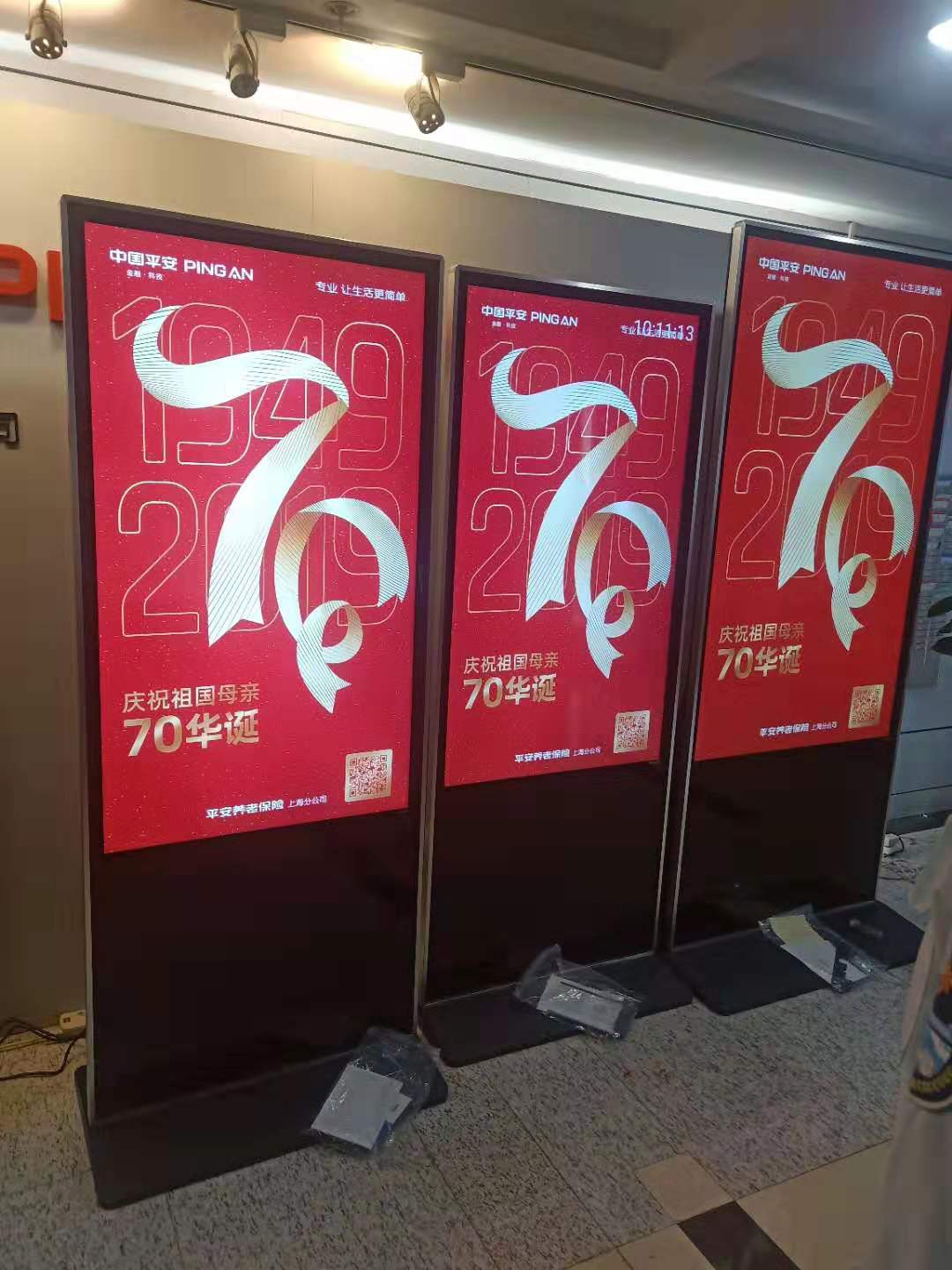 信特安55寸立式廣告機(jī)入駐福州某銀行