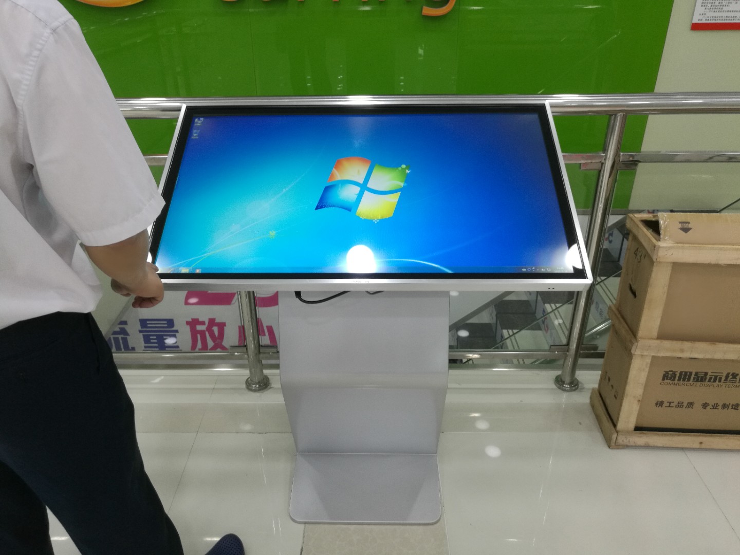 信特安65寸臥式一體機(jī)入駐海南某電信公司